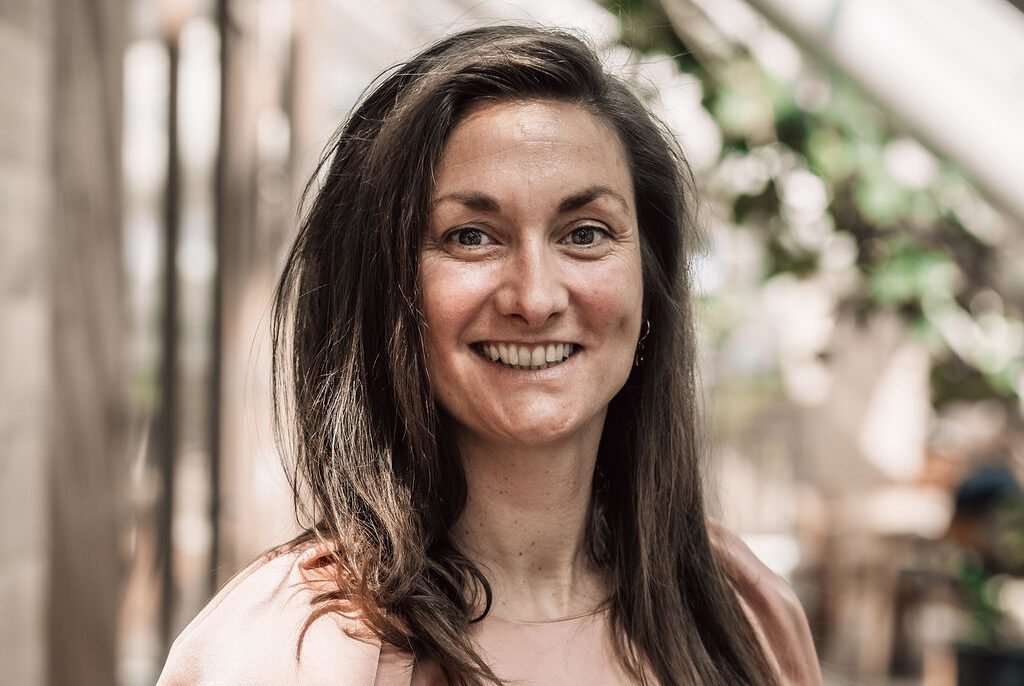 Foto Suzanne Moen staand in werkomgeving