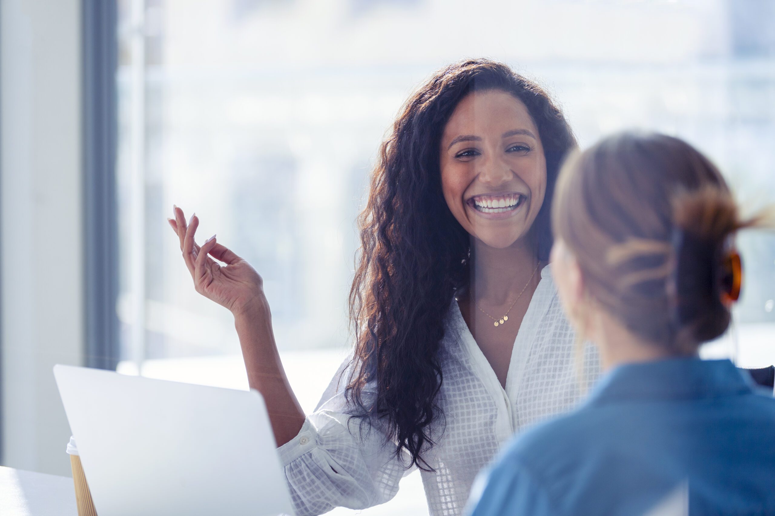 lachende collega's die een gesprek hebben